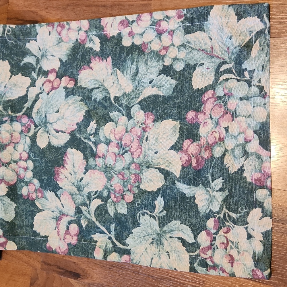 William Sonoma Table Runner Green Grapes Made in Italy 14x90